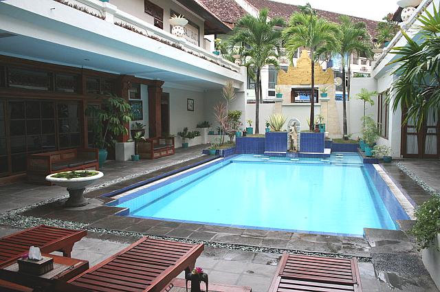 クタセンターから徒歩１分。スパ終了後、買物をしてホテルに送ってくれるというお得な利用法も。