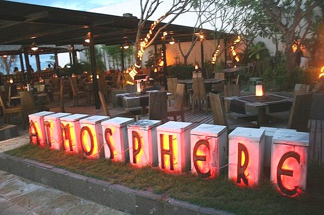 夕陽を愛でつつ、テラスシートにもたれ、おいしいケーキをいただけるロマンチックなカフェ。