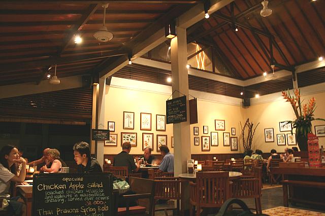 クタ中心部の有名店。カフェ・スタイルで軽食やインドネシア料理を楽しめ、味も折り紙つきのおいしさ。本格的で気軽に立ち寄れる雰囲気が世界各国からの旅行者に人気の店。