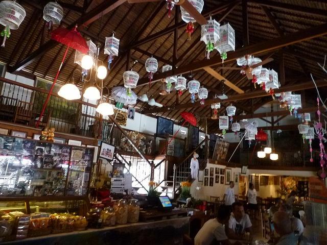 スミニャックのメインストリート沿いなのに緑いっぱいで静かなロケーション。メニューも豊富で何を頼んでもハズレなし。客席を取り囲むようにショップも複数あり、買い物まで楽しめてしまいます。