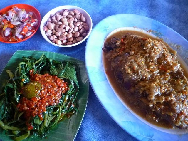 ギリマヌッの名物、スパイスいっぱいのアヤム・ベトゥトゥが南部で手軽に楽しめます。