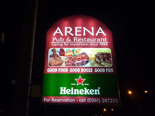 毎晩ビールを片手にワイワイ賑やかな欧米人でいっぱいのサヌールのバイパス沿いにあるスポーツ・バー。