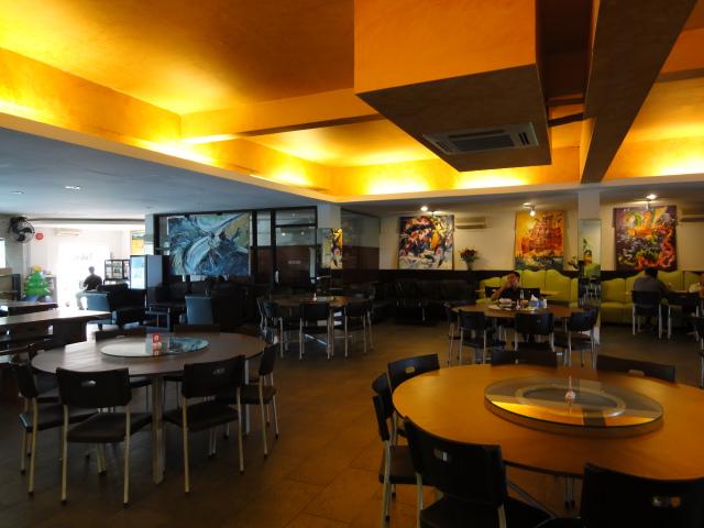 ローカルのヌードルをちょっとオシャレな店内で食べるならここ！メニューも豊富です。