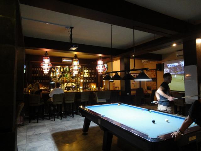 食事でも、お茶でも、バーとしても使えるサヌールのかわいいカフェ。バイパスからもすぐのロケーションです。