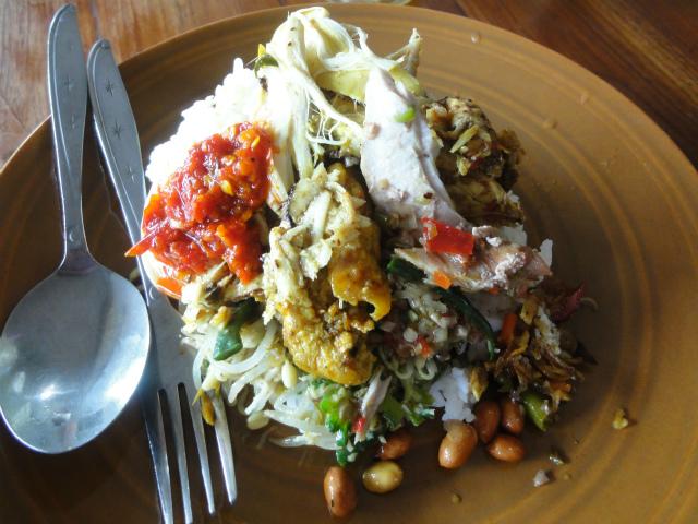 お昼時になるとローカルでいっぱいになる人気ナシ・アヤムのワルンです。