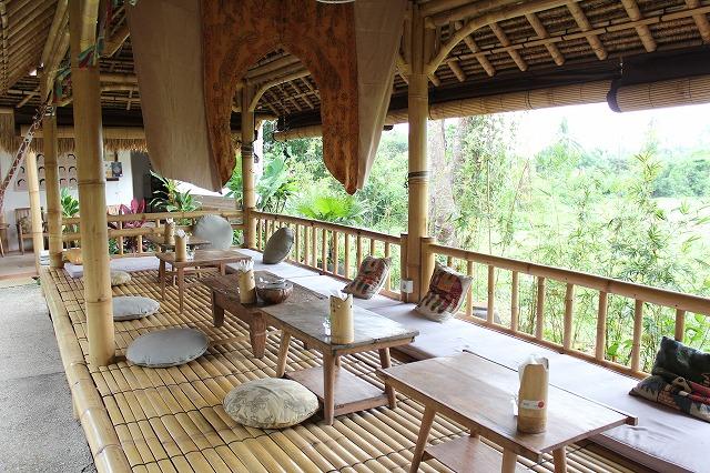 牛ビューと竹の座席がなんとも落ち着くのんびりカフェ。美味しくて体にもいいメニューがいっぱいです。