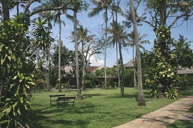 オンザビーチにお手頃価格で泊まりたいと考えている方へおすすめ。クタの繁華街にも近いアクティブリゾートです。