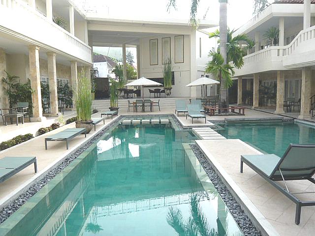 限られた敷地にプール、レストランなどがそろいます。街歩きに便利で日本人向き！	