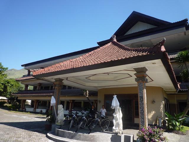 キンタマーニのバトゥール湖が眺められるロケーションの大型ホテル。広々とした部屋でゆっくりくつろげます。