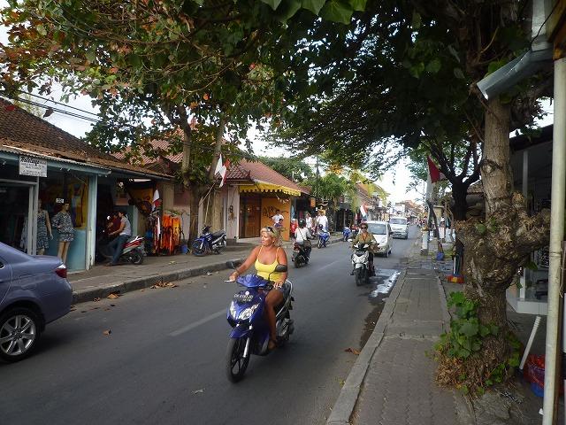 レギャンにある布問屋が集まるエリア。サロン・パンタイの種類もいろいろあります。問屋に混ざってアクセサリー・ショップやブティックもあります。