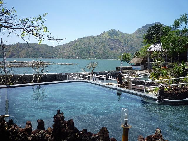 バトゥール湖を眺めながら、のーんびりとお湯につかって疲れを落とせる湖畔の絶景露天風呂。