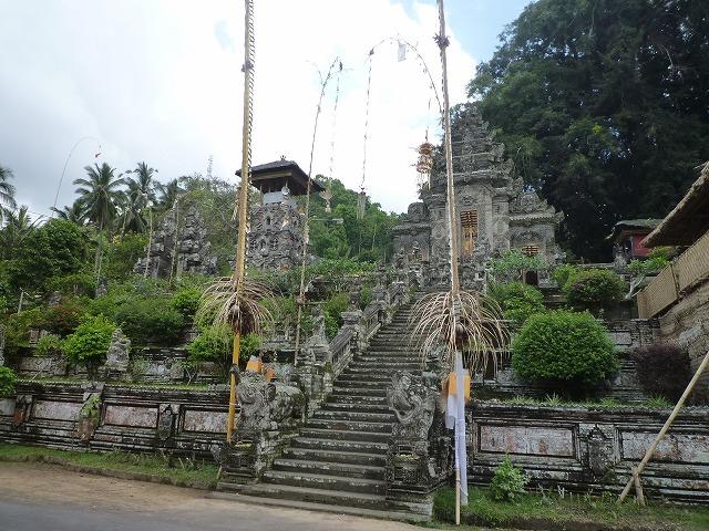 バンリ王朝の国寺として11世紀に建立されたお寺。正面の階段にある割れ門や石像の細やかさに目が奪われてしまいます。