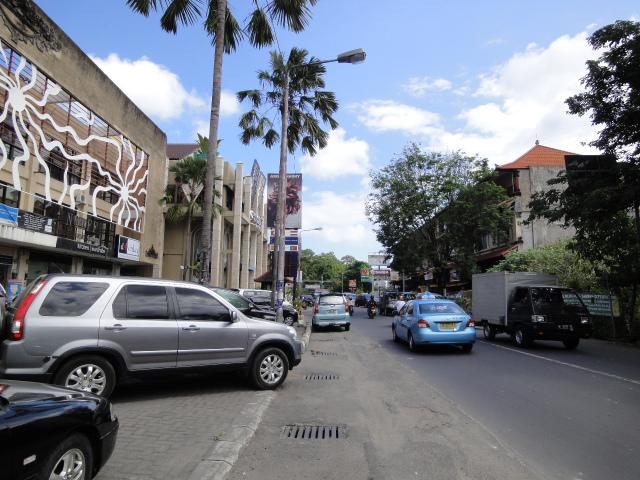 イマム・ボンジョル通りとレギャン通りを結ぶ通り。ショッピング・モールや人気ワルンなどがあります。