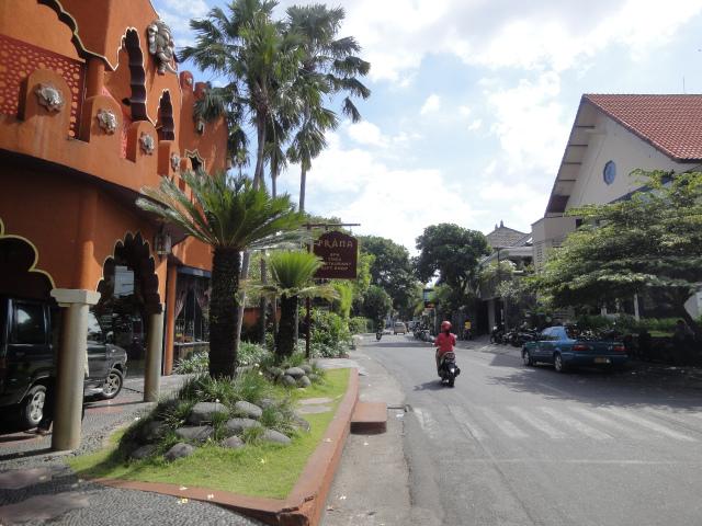 スミニャック・ステイにもスミニャック・ショッピングにも外せない便利なストリート。