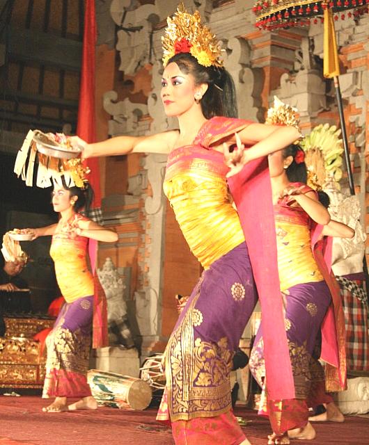 「若者の代表」という名の一座だけあり、麗しいダンサーたちの魅力であふれています。