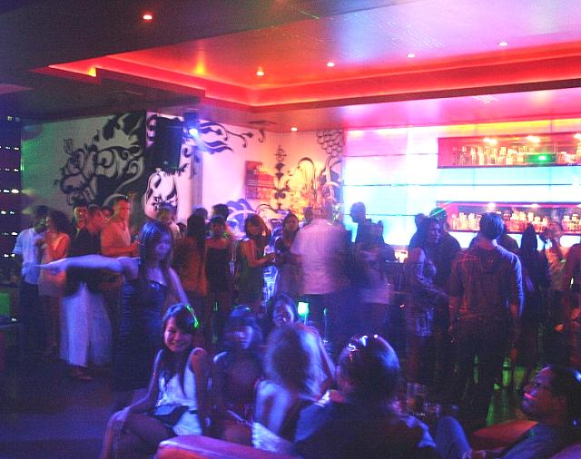 ビーチ沿いというグッドロケーションにある開放感のあるカジュアルなクラブ。ローカルのお友達も作れるかも。