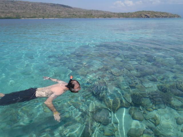 ムンジャンガン島のドロップ・オフを思いっきり楽しみたいなら、ここに決まり！リゾート・ホテル内のダイブ・センターです。