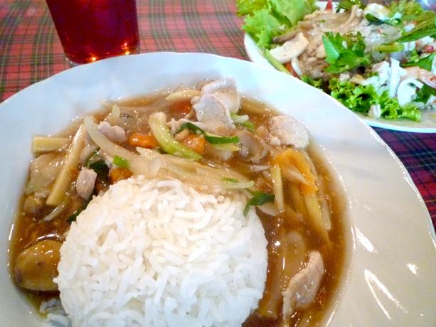 パッポンのど真ん中。お手ごろ＆美味しいタイ料理店。