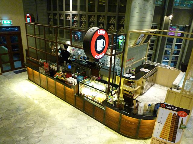 ラッタナーコシン歴史展示館の1階にあるカフェは勉強・読書・おしゃべり、どれにも最適なタイのおしゃれカフェです。
