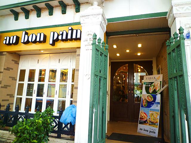 ベーカリーのおいしい香りに誘われて・・・ワットプラケオ前の人気カフェは旅行者の疲れを癒すおしゃれなお店でした。