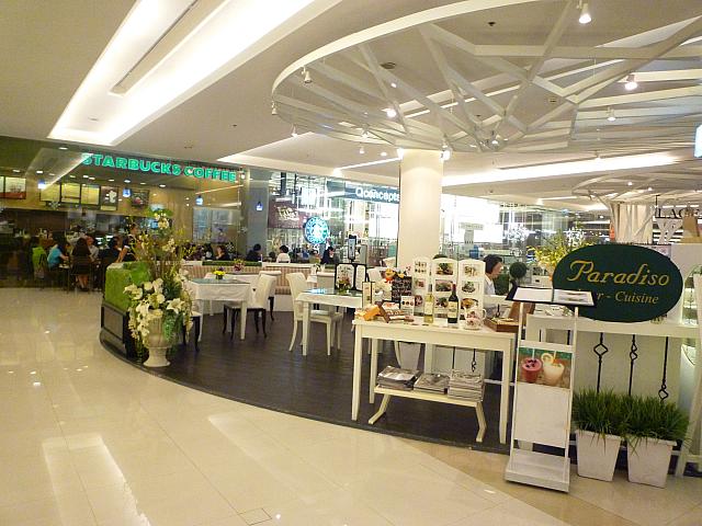 白で包まれた清潔感のある店内と、入ったとたんに静かな時間が流れる上品なカフェは入った人だけがわかる空間。