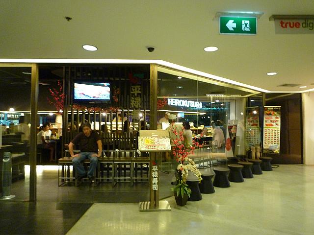 日本の寿司チェーンがバンコクにも！タイ人が食べたことのないネタがたくさんあっていつも大人気の回転寿司デジタルゲートウェイ店です！！