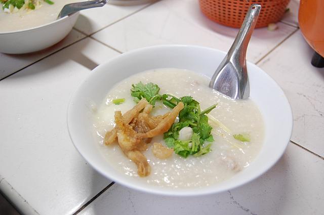 温かい美味しいお粥が食べられるお店。ルンピニ公園内にあるフードコートで早朝から開いているので朝の散歩で寄ってみては？