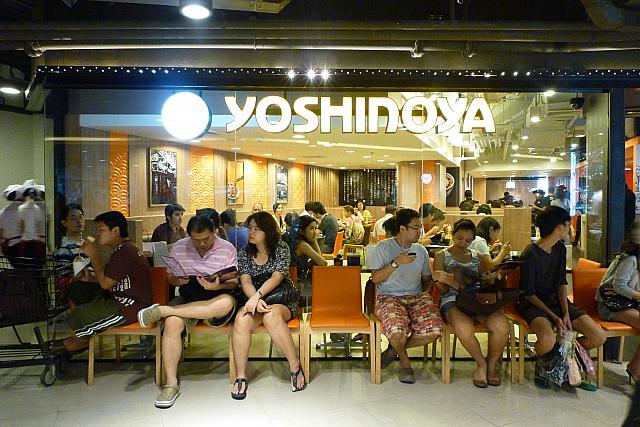 待ってました！バンコクのセントラル・ラップラオにやってきた「吉野家」一号店。日本でも大人気の味はタイでも大大大人気！