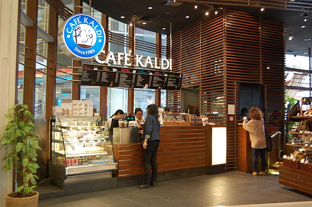日本発のカフェがバンコクに！厳選されたコーヒーに加え、抹茶や黒糖をいれたオリジナルドリンクもあり、バンコクでも大人気です。