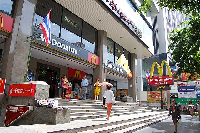 世界中に支店を持つ最高のファーストフード店「マクドナルド」はタイでも大人気！慣れ親しんだメニューもタイ限定のメニューも困ったときは「マクドナルド」へＧＯ！