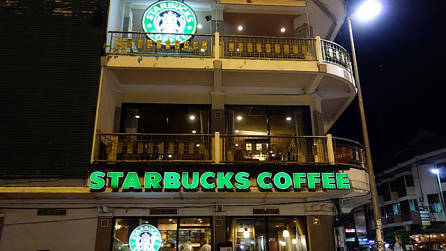 チェンマイにあるスターバックスの人気店は、目の前にターペー門広がり、外国人旅行者が多く利用するショップです。ゆっくりしたときはやっぱり慣れ親しんだスタバです！