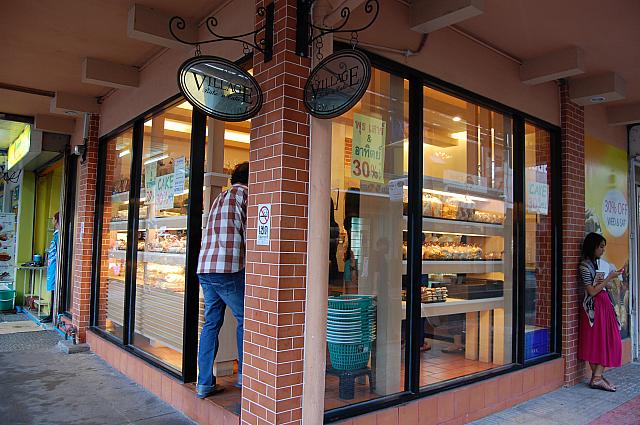 サイアムスクエアを歩いていたら偶然見つけたのがこちらの賑わうお店「ヴィレッジ ベーク アンド ケーキ」です！
