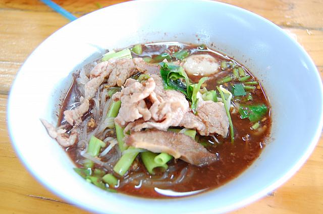 チャトゥチャックのメインロードで特に賑わい忙しくしているタイ料理店でお腹をいっぱいにしたら買い物に出発！