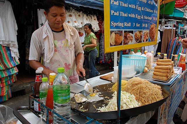 カオサンロードで一際人が集まるタイ風焼きそば「パッタイ」のお店がこちらです。お好みで味付けをしてその場でいただきます！