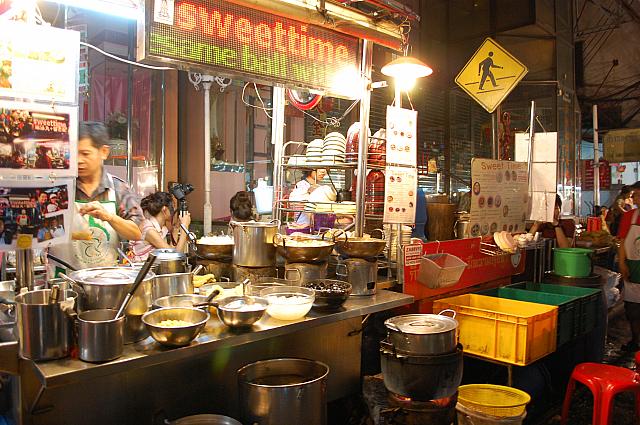 バンコクの中華街“ヤワラート”に店をかまえて15年以上という人気スイーツ店。約30種類あるメニューからお好きなものをお選びください！