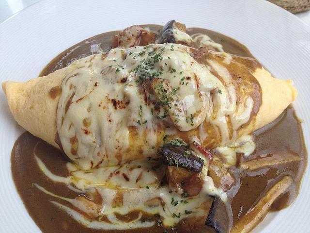 エカマイのパークレーンにある日本風オムライス専門店＆カフェ「OMU（オム）」。大満足の味と開放感あふれる雰囲気が、タイ人にも大人気です！