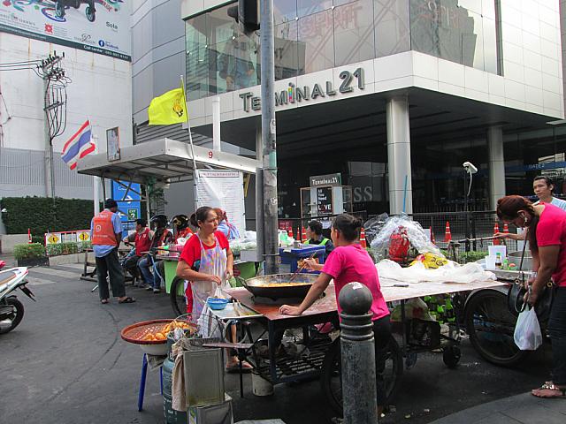 タイの人が大好きな豆乳。中でも行列の出来る程人気のこのお店は美味しい揚げパンもみんなのお目当てです。
