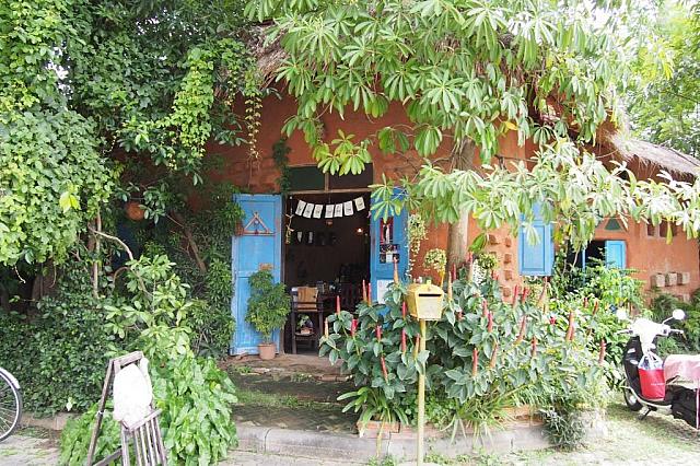 お洒落なカフェが多いチェンマイでも、特にお洒落な、土でできた家を利用したカフェ「ディンディー」。美容に良いツボクサを利用したサラダやドリンクなど、健康的なメニューが揃っています。