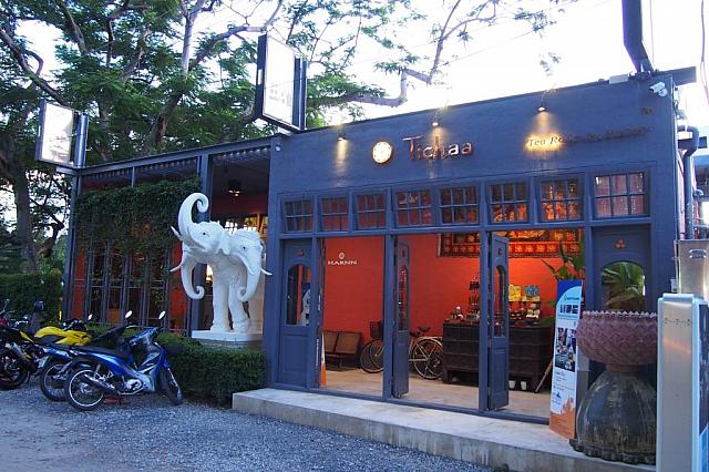 タイが誇るスパブランド「HARNN」がオープンした発のカフェレストランです。北タイ料理をアレンジしたオリジナルのフュージョン料理が楽しめます。ゆっくりお茶や料理を楽しみましょう！