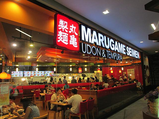 ご存知、讃岐釜揚げうどんの有名店がサイアムスクエア・ワンに入店。独自のシステムだがタイ人には新鮮な様子で客席も埋まっている。