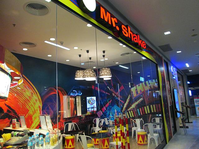 キャッチーな男の子のマスコットのが目印のソフトドリンクのお店。タピオカ入りのミルクティーが定番の飲み物。
