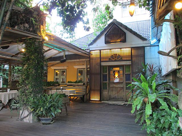 スコータイ市の新市街地のややはずれにあるカフェ。オープンテラスもあり、店内は博物館さながらの工芸品をディスプレイしている。