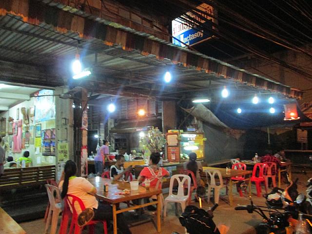 スコータイ新市街地にあり、地元の次人々が気軽に食事に来るオープンキッチン。炒めものなど日本人の口にはあう味付けが多いようだ。