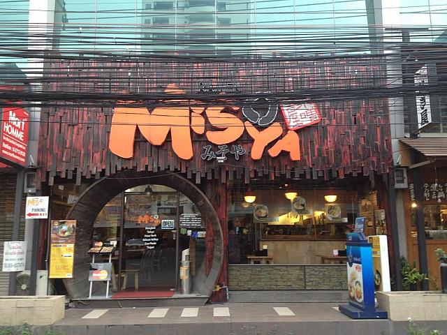 バンコク旅行中に、オーソドックスな味噌ラーメンが食べたい時にオススメのお店。餃子はもちろんコロッケなどサイドメニューも充実しています。