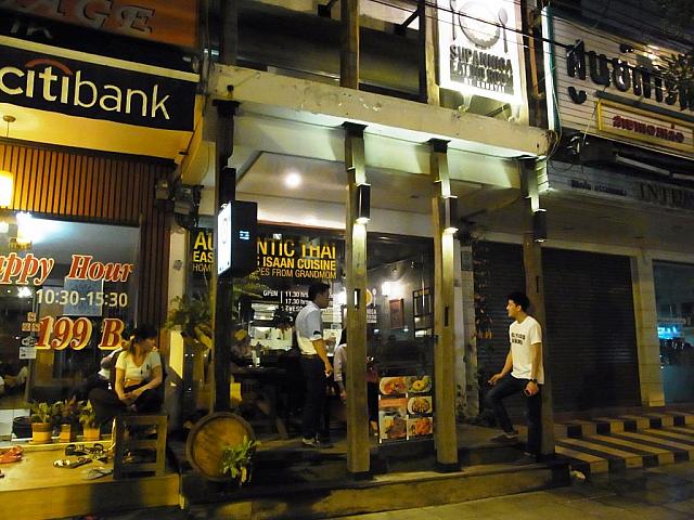 タイ東部トラーとの出身というオーナーのおばあちゃんの家庭の味をベースにしたタイ料理レストラン。タイの地方や宮廷料理をモダンにアレンジした味が、お洒落な雰囲気や食器で楽しめます。
