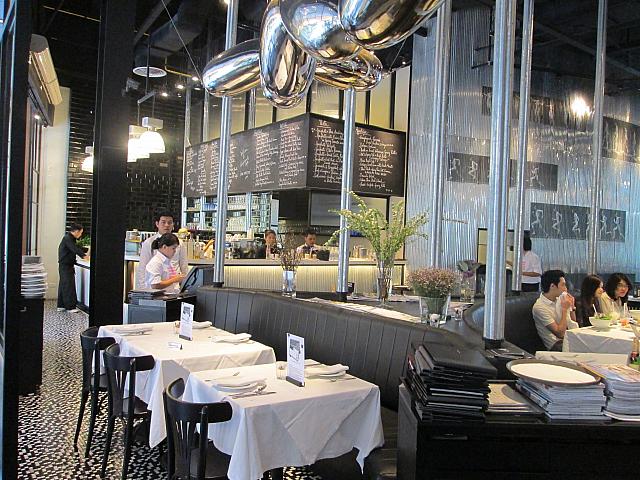タイの人気ファッションブランドのカフェ。スタイリッシュなアパレル商品と同じくおしゃれな食空間を演出している。