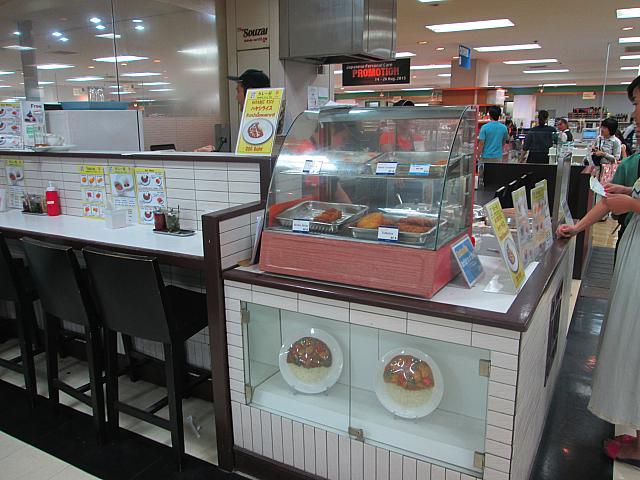 バンコク伊勢丹5Fの食品フロアにあるカレー屋。カウンターで気軽に食事できる。旅行者からバンコク在住邦人にはうれしい店舗。