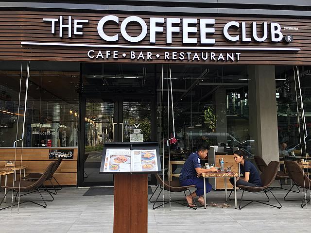 オーストラリア発の洒落たカフェ。コーヒーも食事（タイ料理も洋食も軽食もあります！）もお酒も飲めちゃいます。