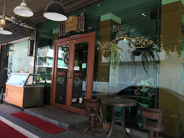 コカ・コーラグッズのコレクションが有名なタイ料理カフェ。壁を埋め尽くす、過去のコカ・コーラの記念瓶は圧巻。家庭料理が揃ってます。