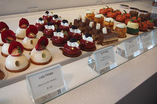 タイでいま一番人気のケーキ店。セントラル・エンバシー店はBTSプルンチット駅直結でアクセスが簡単。イチゴのミルフィーユは幻のケーキと呼ばれるほどの人気です。